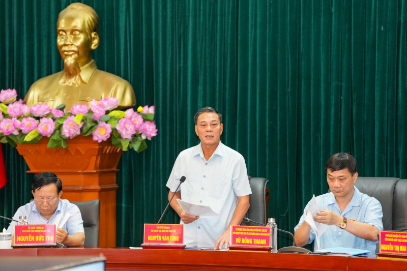 Chủ tịch UBND thành phố Hải Phòng Nguyễn Văn Tùng báo cáo với Đoàn giám sát - Ảnh: Thanh Hải